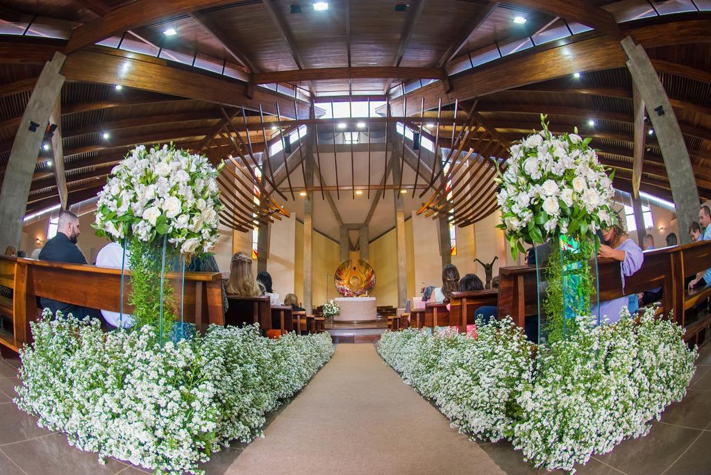 Igreja decorada com flores brancas